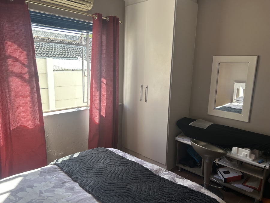 7 Bedroom Property for Sale in Uitsig Western Cape